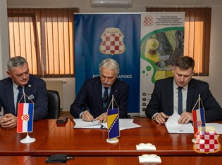 thumbnail_13 11 Foto Ugovor 3.jpg